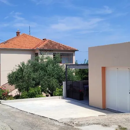 House * Sutomiscica